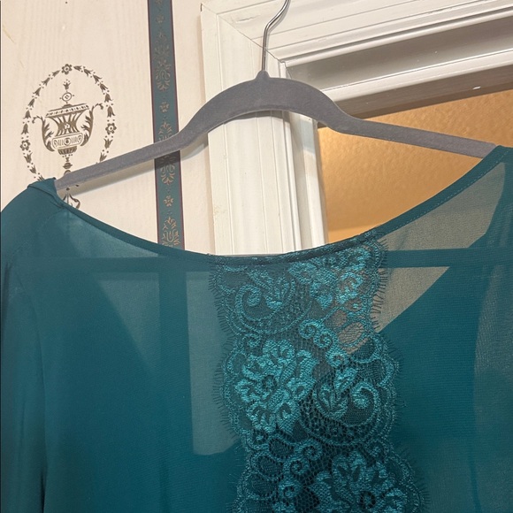 Green blouse. - Picture 2 of 7